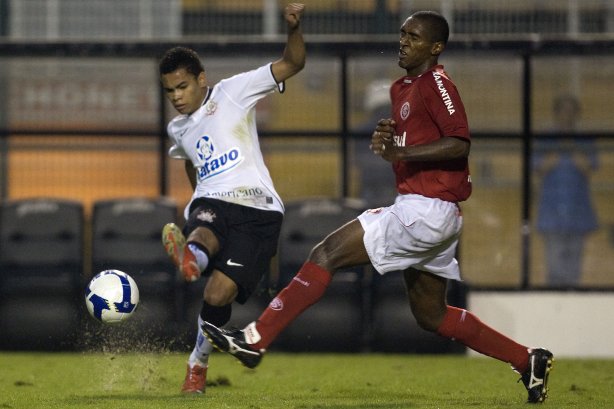 CORINTHIANS/SP X INTERNACIONAL/RS - em um lance da partida realizada esta tarde no estádio do Pacaembu, zona oeste da cidade, na primeira partida pelo Campeonato Brasileiro de 2009