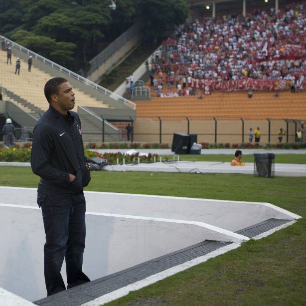 CORINTHIANS/SP X INTERNACIONAL/RS - em um lance da partida realizada esta tarde no estádio do Pacaembu, zona oeste da cidade, na primeira partida pelo Campeonato Brasileiro de 2009