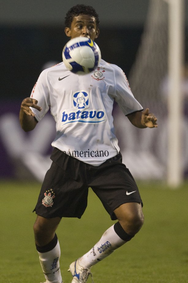 CORINTHIANS/SP X INTERNACIONAL/RS - em um lance da partida realizada esta tarde no estádio do Pacaembu, zona oeste da cidade, na primeira partida pelo Campeonato Brasileiro de 2009