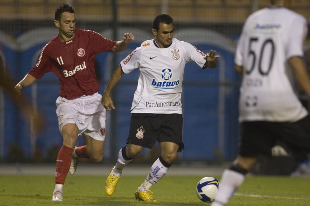 CORINTHIANS/SP X INTERNACIONAL/RS - em um lance da partida realizada esta tarde no estádio do Pacaembu, zona oeste da cidade, na primeira partida pelo Campeonato Brasileiro de 2009