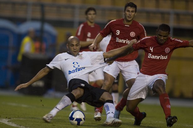 CORINTHIANS/SP X INTERNACIONAL/RS - em um lance da partida realizada esta tarde no estádio do Pacaembu, zona oeste da cidade, na primeira partida pelo Campeonato Brasileiro de 2009