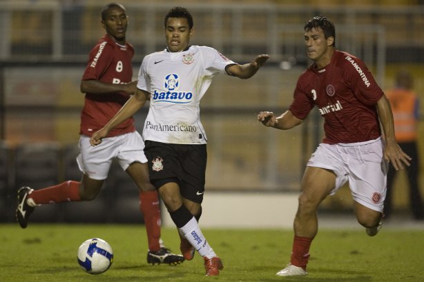 CORINTHIANS/SP X INTERNACIONAL/RS - em um lance da partida realizada esta tarde no estádio do Pacaembu, zona oeste da cidade, na primeira partida pelo Campeonato Brasileiro de 2009