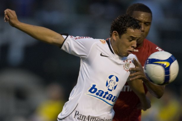 CORINTHIANS/SP X INTERNACIONAL/RS - em um lance da partida realizada esta tarde no estádio do Pacaembu, zona oeste da cidade, na primeira partida pelo Campeonato Brasileiro de 2009