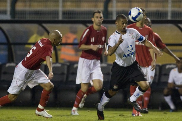 CORINTHIANS/SP X INTERNACIONAL/RS - em um lance da partida realizada esta tarde no estádio do Pacaembu, zona oeste da cidade, na primeira partida pelo Campeonato Brasileiro de 2009