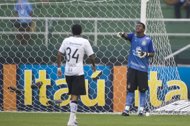 CORINTHIANS/SP X INTERNACIONAL/RS - em um lance da partida realizada esta tarde no estádio do Pacaembu, zona oeste da cidade, na primeira partida pelo Campeonato Brasileiro de 2009
