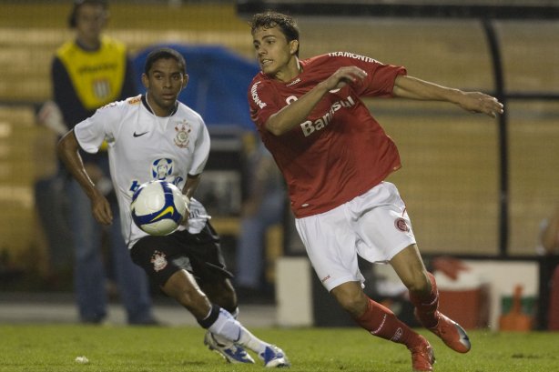 CORINTHIANS/SP X INTERNACIONAL/RS - em um lance da partida realizada esta tarde no estádio do Pacaembu, zona oeste da cidade, na primeira partida pelo Campeonato Brasileiro de 2009