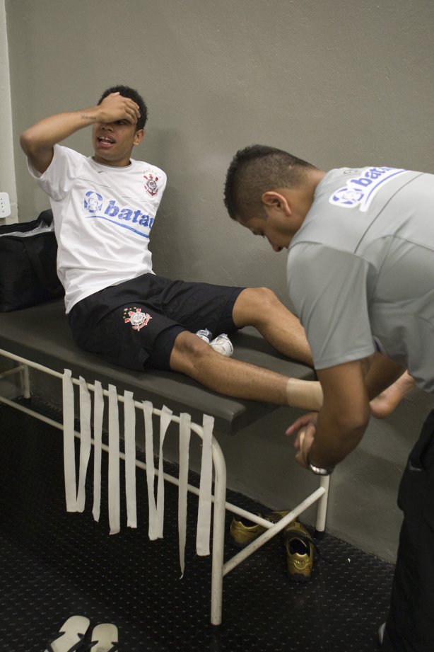 CORINTHIANS/SP X INTERNACIONAL/RS - nos vestiários antes da partida realizada esta tarde no estádio do Pacaembu, zona oeste da cidade, na primeira partida pelo Campeonato Brasileiro de 2009