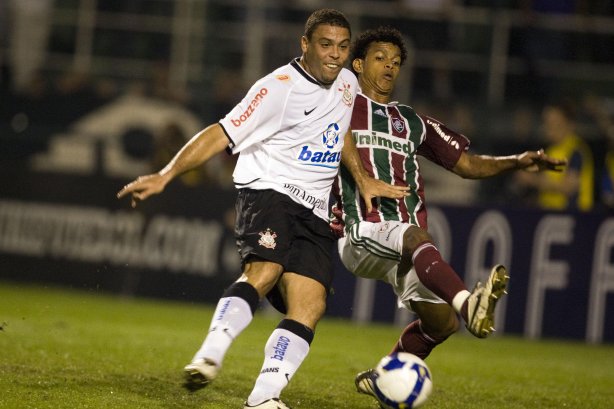 CORINTHIANS/SP X FLUMINENSE/RJ - em um lance da partida realizada esta noite no estádio do Pacaembu, zona oeste da cidade, na primeira partida válida pelas quartas de final da Copa do Brasil 2009