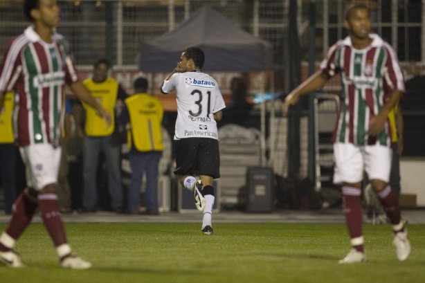 CORINTHIANS/SP X FLUMINENSE/RJ - em um lance da partida realizada esta noite no estádio do Pacaembu, zona oeste da cidade, na primeira partida válida pelas quartas de final da Copa do Brasil 2009