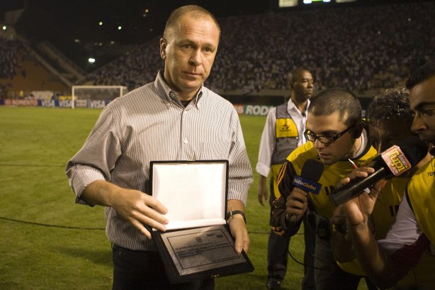CORINTHIANS/SP X FLUMINENSE/RJ - em um lance da partida realizada esta noite no estádio do Pacaembu, zona oeste da cidade, na primeira partida válida pelas quartas de final da Copa do Brasil 2009