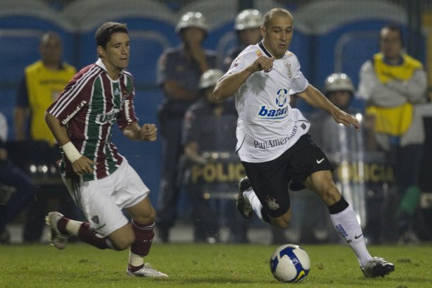 CORINTHIANS/SP X FLUMINENSE/RJ - em um lance da partida realizada esta noite no estádio do Pacaembu, zona oeste da cidade, na primeira partida válida pelas quartas de final da Copa do Brasil 2009