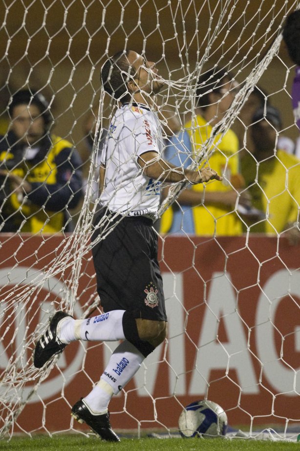 CORINTHIANS/SP X FLUMINENSE/RJ - em um lance da partida realizada esta noite no estádio do Pacaembu, zona oeste da cidade, na primeira partida válida pelas quartas de final da Copa do Brasil 2009
