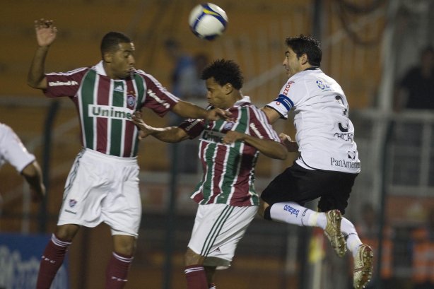 CORINTHIANS/SP X FLUMINENSE/RJ - em um lance da partida realizada esta noite no estádio do Pacaembu, zona oeste da cidade, na primeira partida válida pelas quartas de final da Copa do Brasil 2009