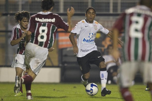 CORINTHIANS/SP X FLUMINENSE/RJ - em um lance da partida realizada esta noite no estádio do Pacaembu, zona oeste da cidade, na primeira partida válida pelas quartas de final da Copa do Brasil 2009