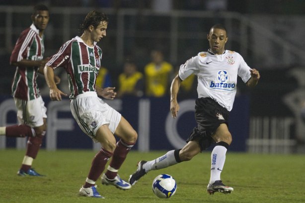CORINTHIANS/SP X FLUMINENSE/RJ - em um lance da partida realizada esta noite no estádio do Pacaembu, zona oeste da cidade, na primeira partida válida pelas quartas de final da Copa do Brasil 2009
