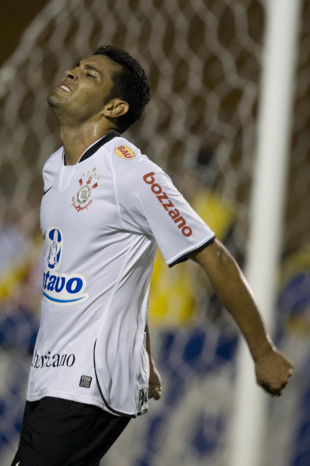 CORINTHIANS/SP X FLUMINENSE/RJ - em um lance da partida realizada esta noite no estádio do Pacaembu, zona oeste da cidade, na primeira partida válida pelas quartas de final da Copa do Brasil 2009
