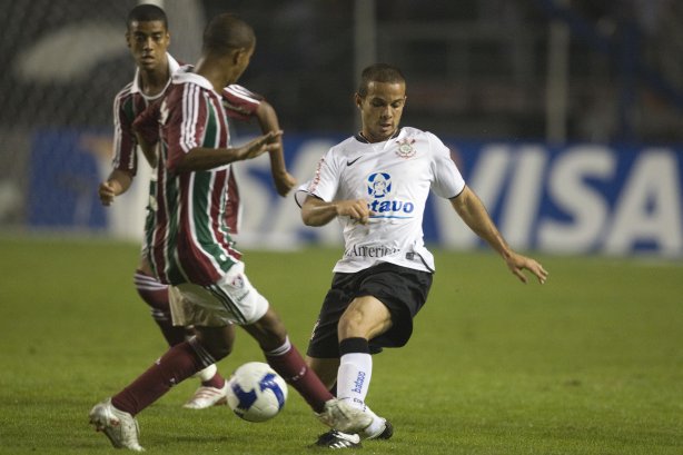 CORINTHIANS/SP X FLUMINENSE/RJ - em um lance da partida realizada esta noite no estádio do Pacaembu, zona oeste da cidade, na primeira partida válida pelas quartas de final da Copa do Brasil 2009