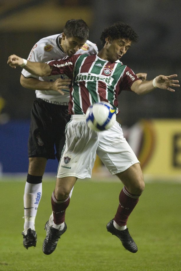 CORINTHIANS/SP X FLUMINENSE/RJ - em um lance da partida realizada esta noite no estádio do Pacaembu, zona oeste da cidade, na primeira partida válida pelas quartas de final da Copa do Brasil 2009