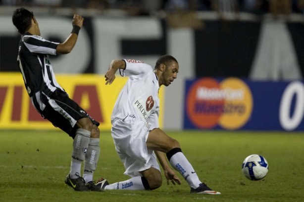 BOTAFOGO/RJ X CORINTHIANS/SP - em um lance da partida realizada esta noite no estádio do Engenhão, válido pelo Campeonato Brasileiro de 2009