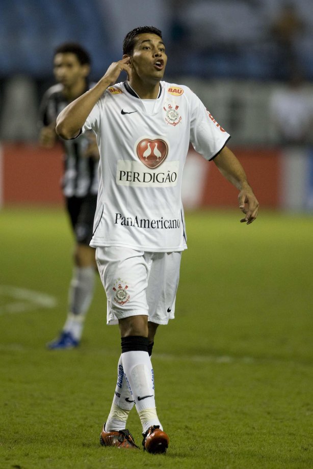 BOTAFOGO/RJ X CORINTHIANS/SP - em um lance da partida realizada esta noite no estádio do Engenhão, válido pelo Campeonato Brasileiro de 2009