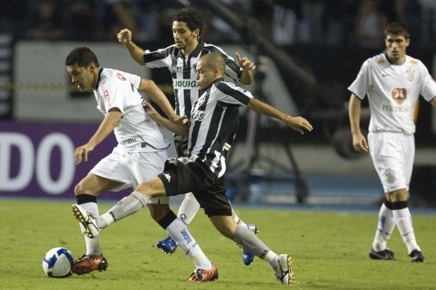 BOTAFOGO/RJ X CORINTHIANS/SP - em um lance da partida realizada esta noite no estádio do Engenhão, válido pelo Campeonato Brasileiro de 2009