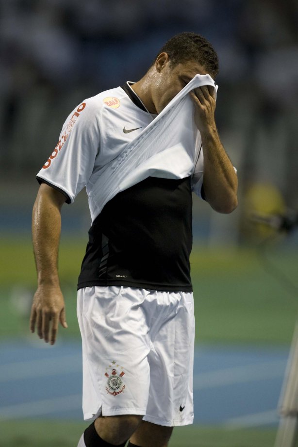 BOTAFOGO/RJ X CORINTHIANS/SP - em um lance da partida realizada esta noite no estádio do Engenhão, válido pelo Campeonato Brasileiro de 2009