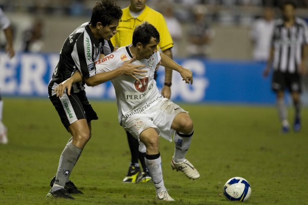 BOTAFOGO/RJ X CORINTHIANS/SP - em um lance da partida realizada esta noite no estádio do Engenhão, válido pelo Campeonato Brasileiro de 2009