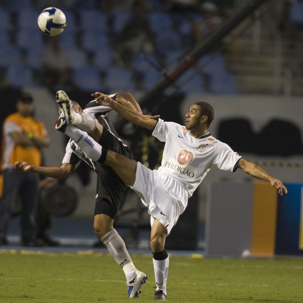 BOTAFOGO/RJ X CORINTHIANS/SP - em um lance da partida realizada esta noite no estádio do Engenhão, válido pelo Campeonato Brasileiro de 2009