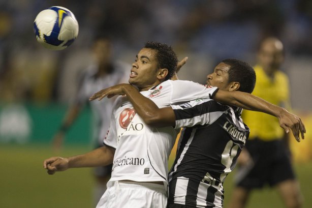 BOTAFOGO/RJ X CORINTHIANS/SP - em um lance da partida realizada esta noite no estádio do Engenhão, válido pelo Campeonato Brasileiro de 2009