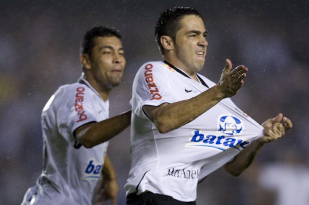 FLUMINENSE/RJ X CORINTHIANS/SP - em um lance da partida realizada esta noite no estádio do Maracanã, válida pela decisão nas oitavas de final da Copa do Brasil 2009
