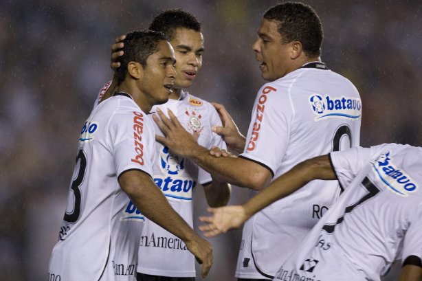 FLUMINENSE/RJ X CORINTHIANS/SP - em um lance da partida realizada esta noite no estádio do Maracanã, válida pela decisão nas oitavas de final da Copa do Brasil 2009