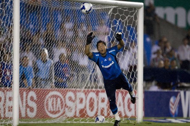 FLUMINENSE/RJ X CORINTHIANS/SP - Fernando Henrique não segura o chute de Chicão em um lance da partida realizada esta noite no estádio do Maracanã, válida pela decisão nas oitavas de final da Copa do Brasil 2009