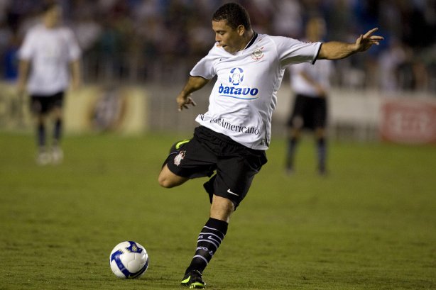 FLUMINENSE/RJ X CORINTHIANS/SP - em um lance da partida realizada esta noite no estádio do Maracanã, válida pela decisão nas oitavas de final da Copa do Brasil 2009