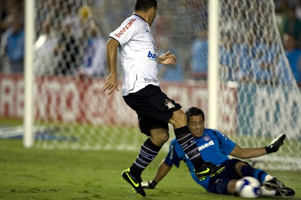 FLUMINENSE/RJ X CORINTHIANS/SP - em um lance da partida realizada esta noite no estádio do Maracanã, válida pela decisão nas oitavas de final da Copa do Brasil 2009