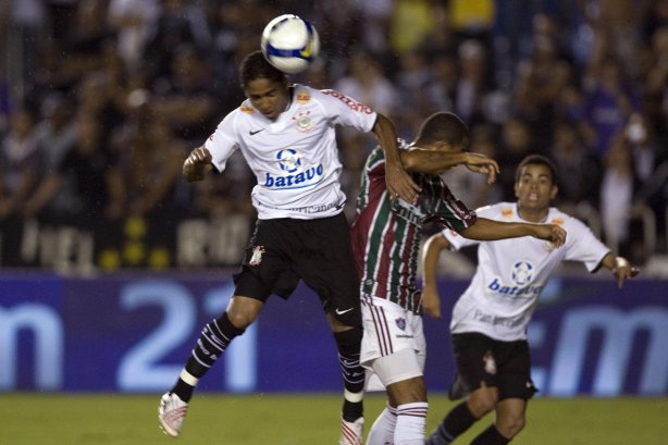 FLUMINENSE/RJ X CORINTHIANS/SP - em um lance da partida realizada esta noite no estádio do Maracanã, válida pela decisão nas oitavas de final da Copa do Brasil 2009