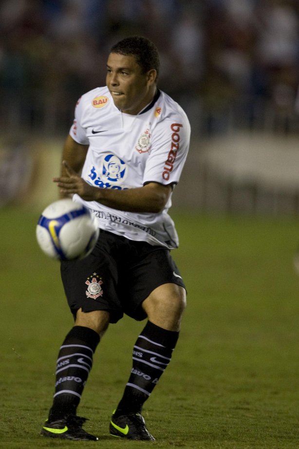 FLUMINENSE/RJ X CORINTHIANS/SP - em um lance da partida realizada esta noite no estádio do Maracanã, válida pela decisão nas oitavas de final da Copa do Brasil 2009
