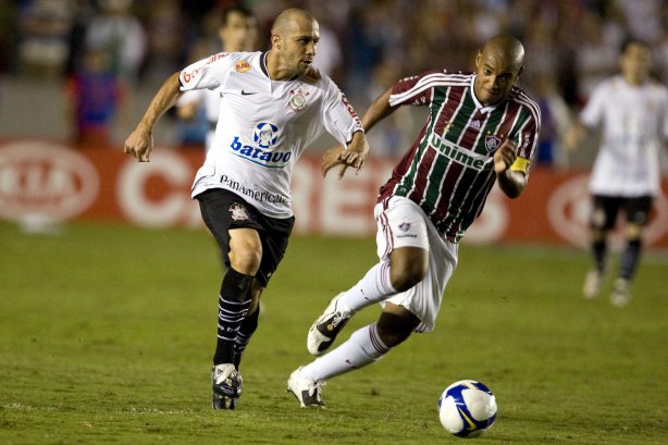 FLUMINENSE/RJ X CORINTHIANS/SP - em um lance da partida realizada esta noite no estádio do Maracanã, válida pela decisão nas oitavas de final da Copa do Brasil 2009