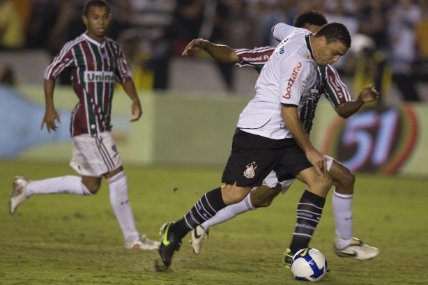 FLUMINENSE/RJ X CORINTHIANS/SP - em um lance da partida realizada esta noite no estádio do Maracanã, válida pela decisão nas oitavas de final da Copa do Brasil 2009
