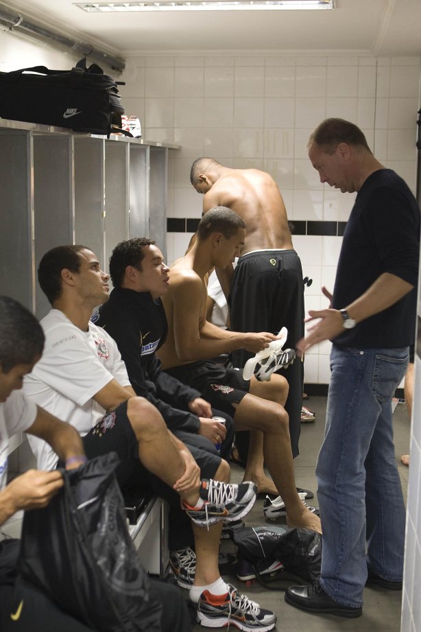 SANTOS/SP X CORINTHIANS/SP - nos vestiários antes da partida realizada esta tarde no estádio da Vila Belmiro, válida pelo Campeonato Brasileiro de 2009