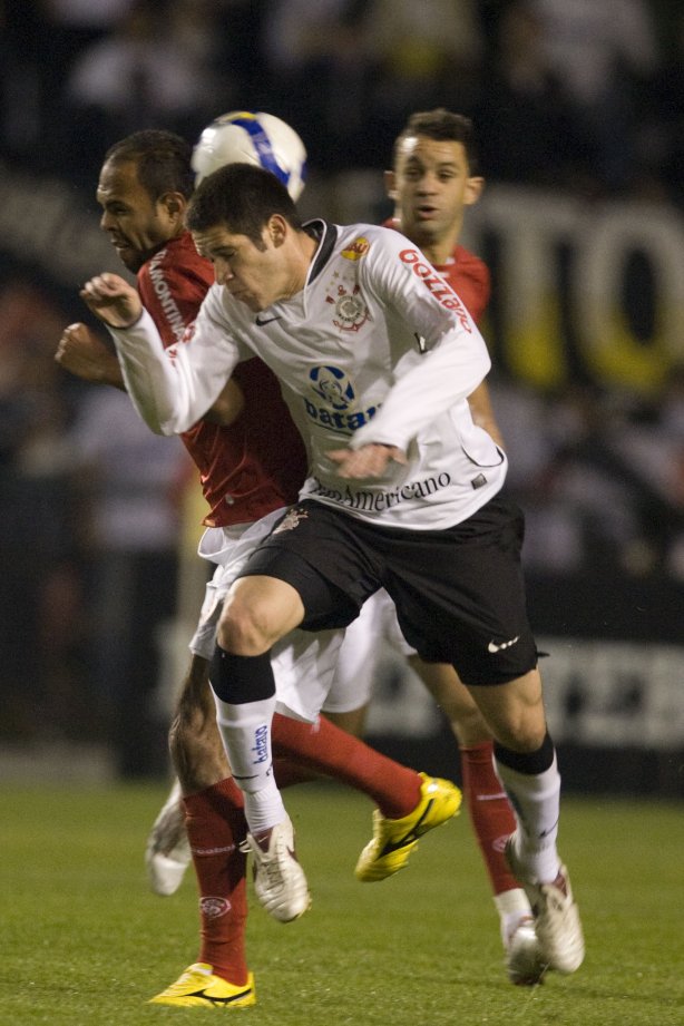 CORINTHIANS/SP X INTERNACIONAL/RS - em um lance da partida realizada esta noite no estádio do Pacaembu, zona oeste da cidade, na primeira partida da decisão da Copa do Brasil 2009