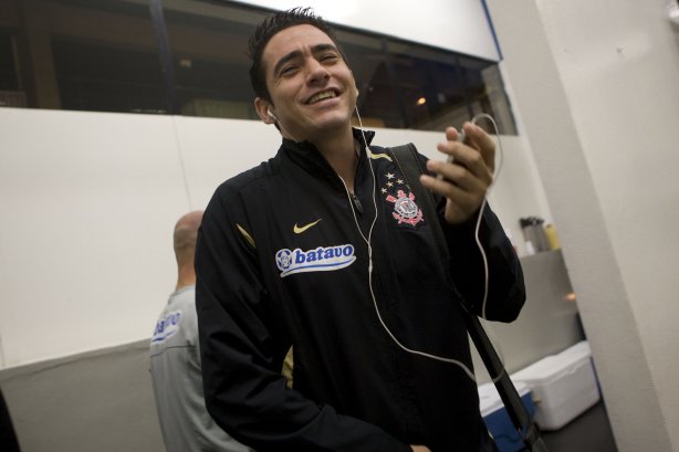 CORINTHIANS/SP X INTERNACIONAL/RS - nos vestiários antes da partida realizada esta noite no estádio do Pacaembu, zona oeste da cidade, na primeira partida da decisão da Copa do Brasil 2009
