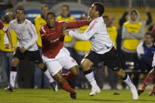 CORINTHIANS/SP X INTERNACIONAL/RS - Alvaro Segura Ronaldo em um lance da partida realizada esta noite no estádio do Pacaembu, zona oeste da cidade, na primeira partida da decisão da Copa do Brasil 2009