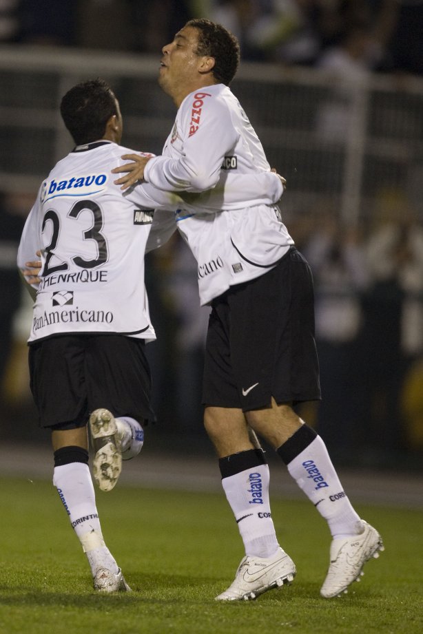 CORINTHIANS/SP X INTERNACIONAL/RS - Jorge Henrique(23) comemora sue gol com Ronaldo em um lance da partida realizada esta noite no estádio do Pacaembu, zona oeste da cidade, na primeira partida da decisão da Copa do Brasil 2009
