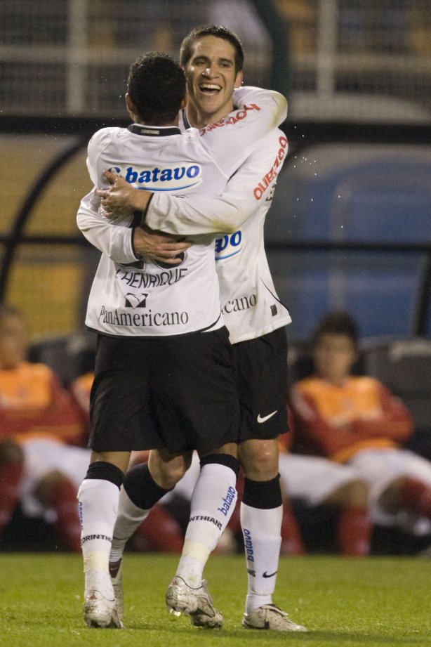 CORINTHIANS/SP X INTERNACIONAL/RS - Marcelo Oliveira cumprimenta Jorge Henrique pelo gol em um lance da partida realizada esta noite no estádio do Pacaembu, zona oeste da cidade, na primeira partida da decisão da Copa do Brasil 2009