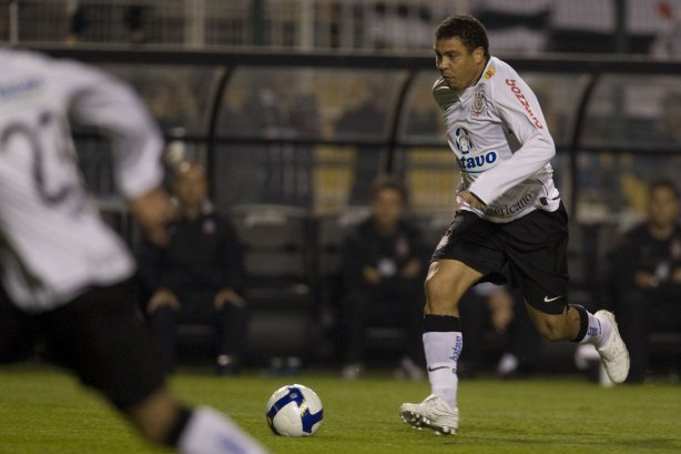 CORINTHIANS/SP X INTERNACIONAL/RS - Ronaldo em um lance da partida realizada esta noite no estádio do Pacaembu, zona oeste da cidade, na primeira partida da decisão da Copa do Brasil 2009