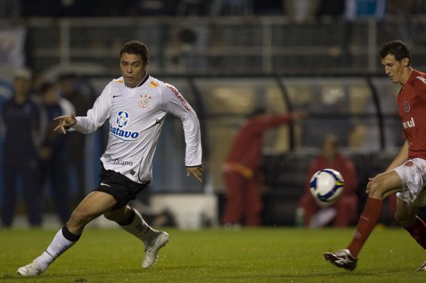 CORINTHIANS/SP X INTERNACIONAL/RS - em um lance da partida realizada esta noite no estádio do Pacaembu, zona oeste da cidade, na primeira partida da decisão da Copa do Brasil 2009