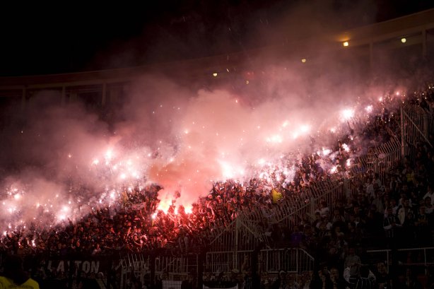 CORINTHIANS/SP X INTERNACIONAL/RS - em um lance da partida realizada esta noite no estádio do Pacaembu, zona oeste da cidade, na primeira partida da decisão da Copa do Brasil 2009