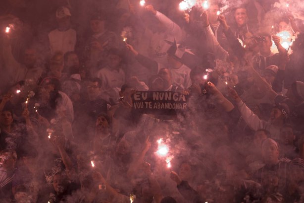 CORINTHIANS/SP X INTERNACIONAL/RS - em um lance da partida realizada esta noite no estádio do Pacaembu, zona oeste da cidade, na primeira partida da decisão da Copa do Brasil 2009