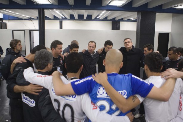 CORINTHIANS/SP X INTERNACIONAL/RS - em um lance da partida realizada esta noite no estádio do Pacaembu, zona oeste da cidade, na primeira partida da decisão da Copa do Brasil 2009