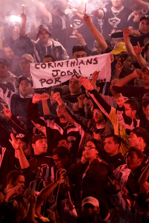 CORINTHIANS/SP X INTERNACIONAL/RS - em um lance da partida realizada esta noite no estádio do Pacaembu, zona oeste da cidade, na primeira partida da decisão da Copa do Brasil 2009